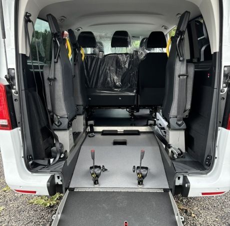 Personalization V-Class L3 wheelchair car
